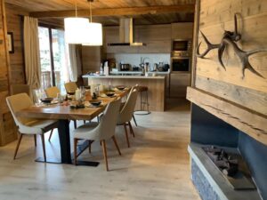 salle à manger ouverte sur la cuisine dans le séjour