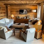 salon type chalet de montagne cosy et cocooning dans la location vacances le Lodge de la Molanès