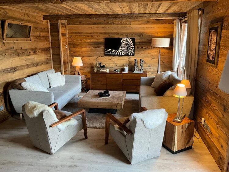 salon type chalet de montagne cosy et cocooning dans la location vacances le Lodge de la Molanès