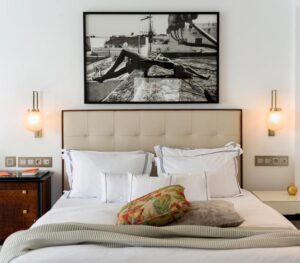 chambre spacieuse, à la décoration chic et élégante, mélangeant du mobilier moderne et ancien