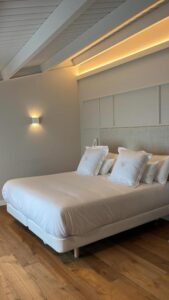 chambre double spacieuse tout en blanc et beige