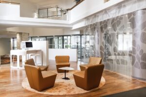 lobby et réception de l'hôtel avec à l'étage espace baby foot gratuit pour les enfants