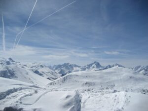 panorama de vacances à la montagne en hiver