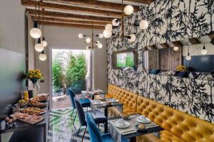 salle petit déjeuner ouverte sur la terrasse