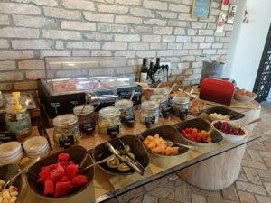 buffet petit déjeuner avec des fruits frais et des prouits de la région