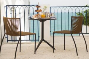 petit déjeuner sur la terrasse face à la mer en Tunisie