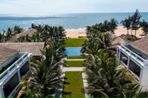 jardin luxuriant de l'hôtel avec piscine et plage privée