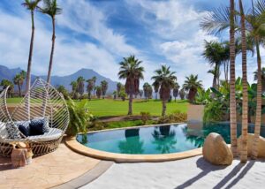 villa avec piscine privée ave vue sur le golf et les montagnes