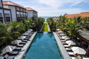 piscine et transat à l'hôtel 5* The Anam Mui Ne sur les rives de la mer de Chine méridionale au Vietnam
