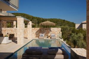 piscine extérieure chauféee avec ses transats