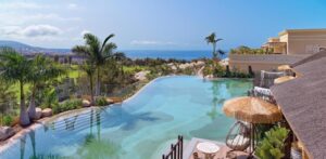 lagon bordant des villas de l'hôtel Royal River Luxury Hotel