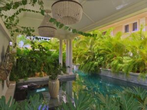 piscine privée donnant sur la piscine rivière de l'hôtel