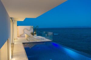 piscine avec une vue infinie sur la Méditerranée