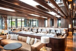 restaurant chaleureux de l'hôtel Jiva Hill Resort dans le Haut-Jura