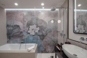 salle de bain avec papier peint floral