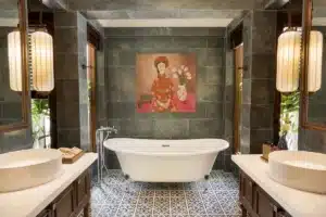salle de bain avec baignoire victorienne sur pied dans une chambre d'hôtel 5* au Vietnam