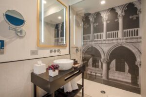 salle de douche avec papier peint mural spécial douche