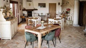 salle petit déjeuner et espace séjour intérieur