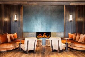 salon lounge cosy avec feu de cheminée à l'hôtel Jiva Hill Resort dans le Haut-Jura