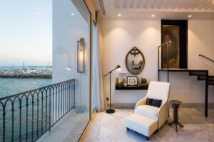 petit salon avec vue panoramique pour un moment de détente et de lecture