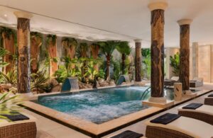 piscine intérieure - jacuzzi du spa de l'hôtel
