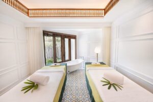 salle de massage douche faisant partie du spa de l'hôtel