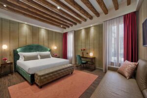 chambre de la suite avec vue sur le canal à venise