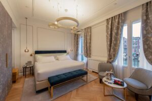 Chambre de la suite avec vue sur le canal à venise