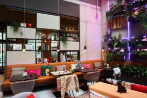 lobby avec bar dans l'hôtel Moxy à Bruxelles
