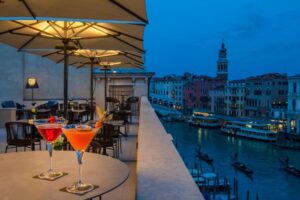 Terrasse bar de l'hôtel H10 Palazzo Canova avec vue sur le Rialto et le Grand Canal de Venise