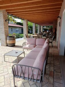 terrasse ombragée idéale pour se détendre ou prendre le petit déjeuner le matin