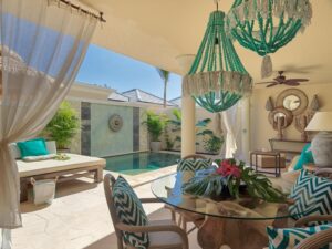 terrasse couverte avec piscine privée et transat