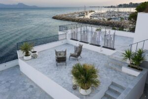errasses pour profiter du soleil ou des jeux de lumières se reflétant sur la Méditerranée
