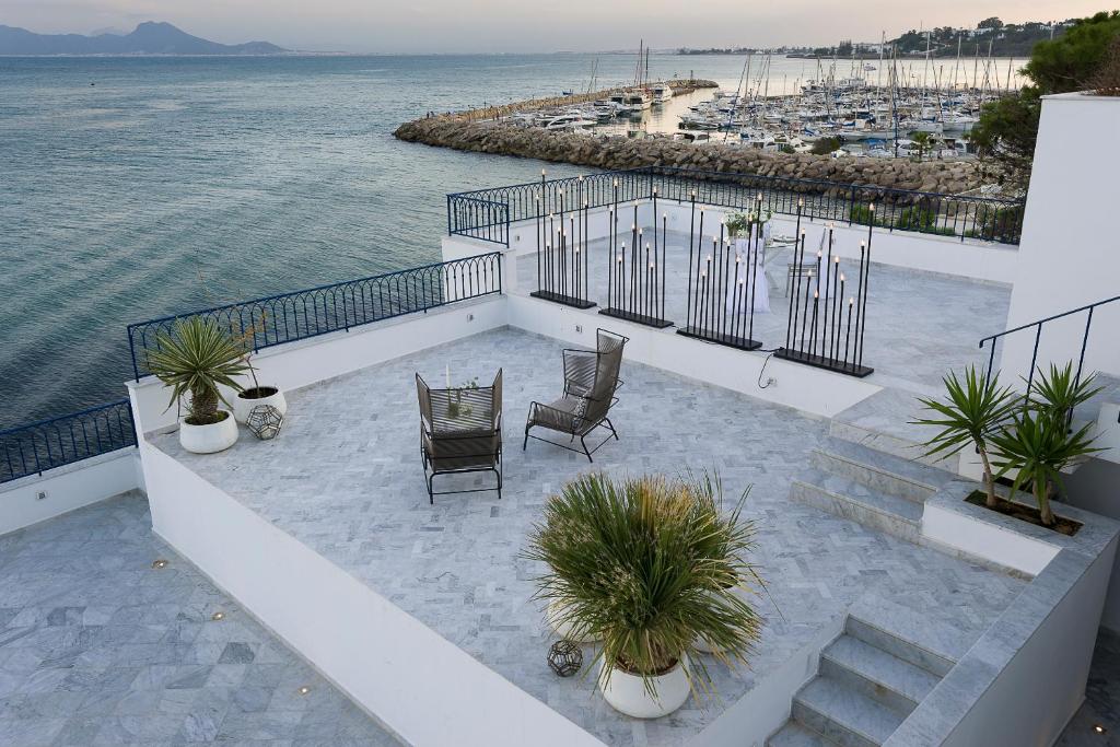 errasses pour profiter du soleil ou des jeux de lumières se reflétant sur la Méditerranée