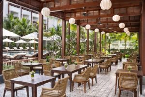 terrasse du restaurant donnant sur une des deux piscines de l'hôtel