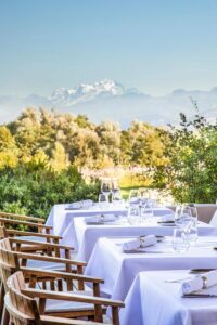 vue magnifique sur les montagnes depuis la terrasse du restaurant à l'hôtel Jiva Hill Resort dans le Haut-Jura
