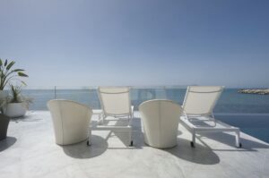 vue imprenable sur la mer depuis ces transats de l'hôtel Maison Dedine de Sidi Bou Saïd