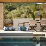 piscine avec transat double invitant au repos et au farniente à Epiphany Villas Lefkada