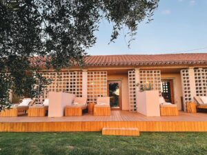 terrasse des suites avec transats à l'appart hôtel Vinha by Nhôme