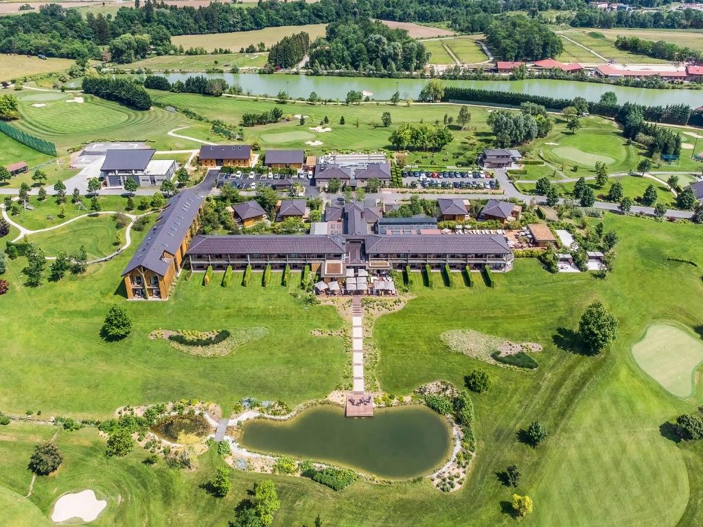 vue aérienne de l'hôtel resort avec un étang dans le Haut Jura et à proximité de Genève pour un weekend au vert