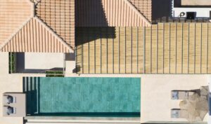 vue aérienne de la maison en location vacances avec piscine privée en Grèce
