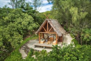 chaque bungalow privatif de l'hôtel Constance Tsarabanjina à Madagascar dispose d’une terrasse et de transats avec parasol sur la plage