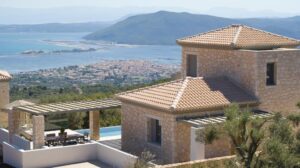 vue imprenable sur la ville de Lefkada et sur la mer Ionienne depuis la villa située en hauteur sur une colline verdoyante