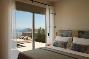 chambre double donnant sur la terrasse et le transat dans la piscine