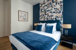 chambre double avec sa propre salle de douche dans un appartement 6 personnes en Airbnb dans Paris proche Saint-Lazare