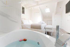 chambre romantique avec baignoire jacuzzi pour un séjour romantique dans Venise