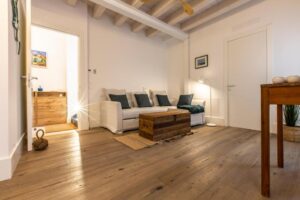 chambre avec canapé convertible et salle de douche