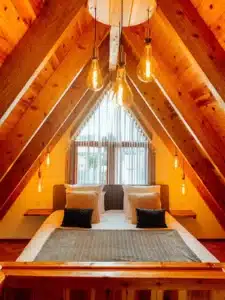 à l'étage du lodge, la chambre double mansardée
