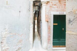 entrée de l'immeuble de l'appartement et ruelle étroite typique de Venise