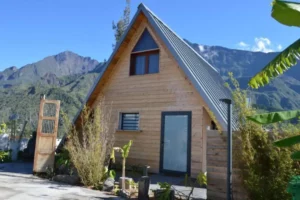 vue de la façade du lodge à louer dans le cirque de Cilaos à la réunion